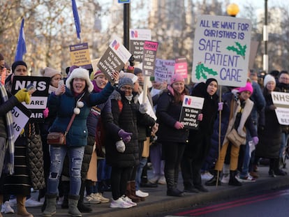 El personal de enfermería protesta este jueves a las puertas del hospital St. Thomas, en Londres.