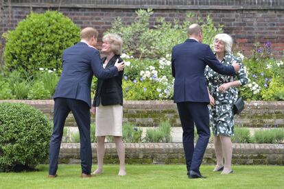 Los príncipes saludan a sus tías, hermanas de Diana. Guillermo va a abrazar a lady Jane Fellowes y Enrique, a lady Sarah McCorquodale, segunda a la izquierda.