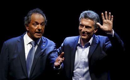 Daniel Scioli y Mauricio Macri saludan tras el debate presidencial.