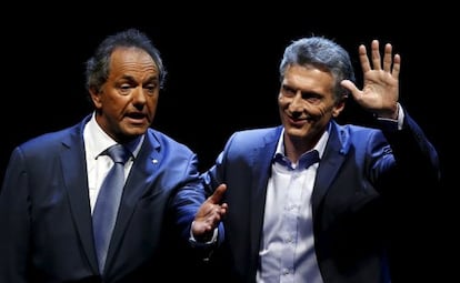 Daniel Scioli e Mauricio Macri se cumprimentam depois do debate presidencial.