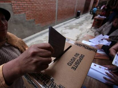 Uma mulher vota no passado domingo na região de La Paz.