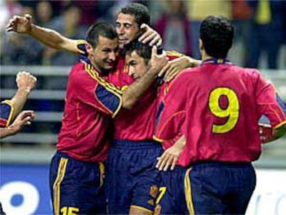 Los cuatro goleadores, Javi Moreno, Hierro, Raúl y Tristán, de espaldas, festejan uno de los goles de España.