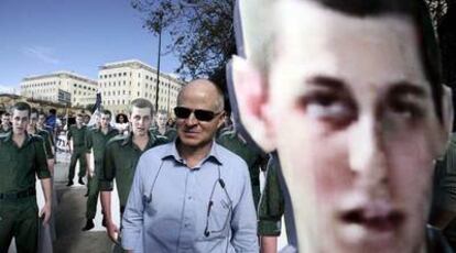 Noam Shalit, padre del soldado Gilad Shalit, entre retratos de su hijo en una protesta ayer en Jerusalén.