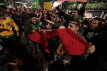 Manifestantes rasgam a bandeira do PT em 20 de junho de 2013.