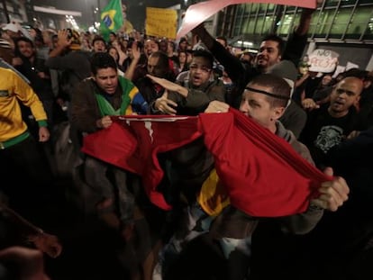 Manifestantes rasgam a bandeira do PT em 20 de junho de 2013.