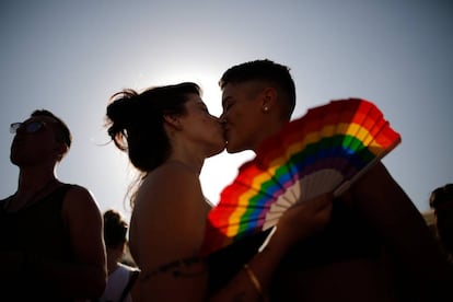 Mucho han cambiado las cosas desde la primera celebración del Orgullo en Tel Aviv en 1998. En aquella ocasión, apenas 2.000 personas se atrevieron a salir a la calle a desfilar por sus derechos. A pesar de que el matrimonio gay no está permitido aún en Israel, desde el año 2006 las parejas homosexuales que se casan en el extranjero pueden lograr el reconocimiento de ese matrimonio en el país hebreo.