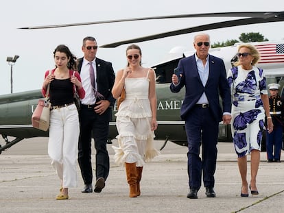 El presidente de Estados Unidos, Joe Biden, la primera dama, Jill Biden, y sus nietas Finnegan y Natalie Biden caminan desde el Marine One al Air Force One, este sábado en Westhampton Beach (Nueva York).