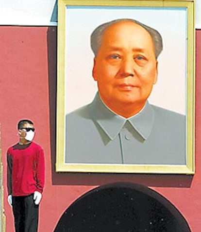 Un guardia de seguridad vigila la puerta de Tiananmen, en la plaza pequinesa del mismo nombre.