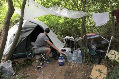 Aspecto que presenta una de las tiendas de campaña que jóvenes migrantes han montado en Berango (Bizkaia).