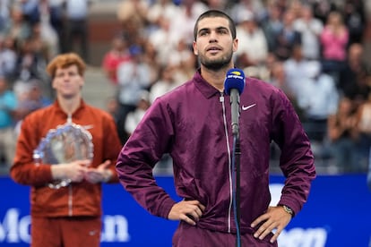 Carlos Alcaraz habla ante los asistentes a la final del US Open en Nueva York tras vencer a Jannik Sinner, este domingo.