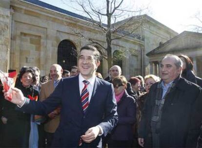 El líder del PSE-EE, Patxi López, el pasado mes de febrero en la Casa de Juntas de Gernika junto al simbólico árbol.