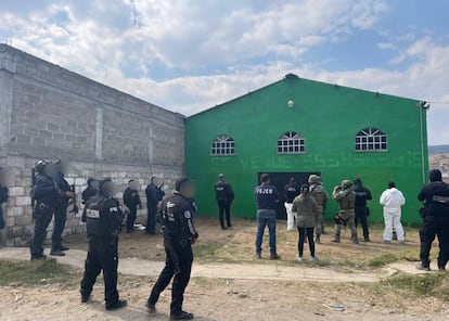 Elementos de la Fiscalía del Estado de México al exterior del predio donde han sido localizadas las bolsas con restos humanos, en Tenango.