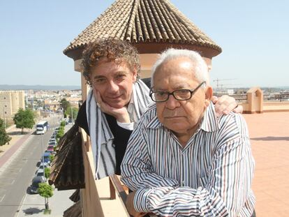 Juan Carlos Mestre y Lêdo Ivo (con gafas), en una azotea de Córdoba.
