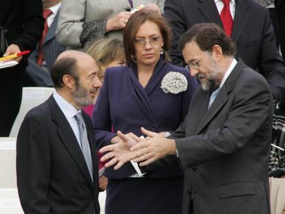  Rubalcaba y Rajoy conversan con la esposa de este último, Elvira Fernández, durante el desfile de las Fuerzas Armadas de 2005.