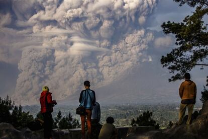 Erupción del Monte Sinabung en Karo (Indonesia).