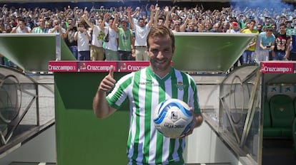 Tras conocerse su deseo de regresar a España, el Betis se puso manos a la obra para firmar Rafael Van der Vaart, que pondrá fin a su carrera en Sevilla tras firmar un contrato de tres temporadas. Será su segunda etapa en la Liga BBVA tras haber vestido la camiseta del Madrid durante dos temporadas (2008-2010).