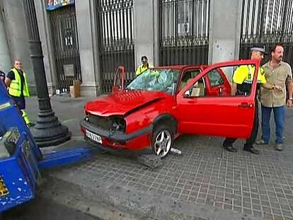 El vehículo, en medio de la acera después del accidente.
