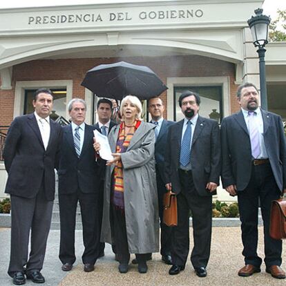 Teófila Martínez encabezó ayer una iniciativa de la comisión de alcaldes sobre Izar en La Moncloa.