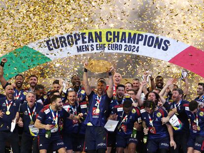 La selección francesa de balonmano celebra el título en el campeonato europeo.