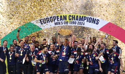 La selección francesa de balonmano celebra el título en el campeonato europeo.