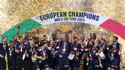 La selección francesa de balonmano celebra el título en el campeonato europeo.