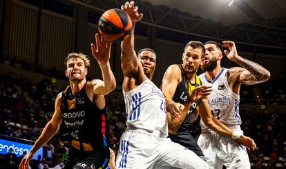 Yabusele pelea por un rebote entre Doornekamp y Sulejmanovic. acbphoto