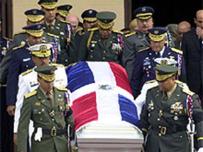 Militares dominicanos portaban ayer el féretro de Balaguer.