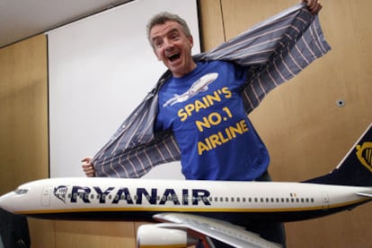 Michael O&#39;Leary bromea durante una rueda de prensa ofrecidaen Barcelona en septiembre de 2010.