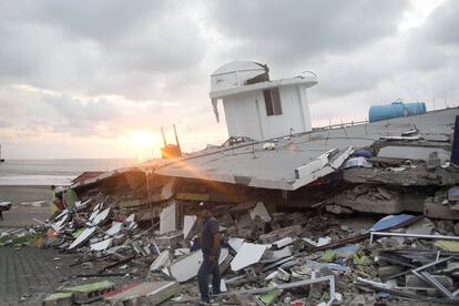 Una casa destruída tras el fuerte seísmo en la ciudad ecuatoriana de Pedernales, el 17 de abril de 2016.