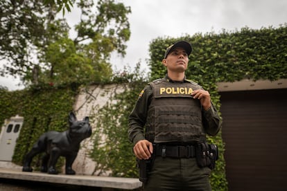 Police guard the country retreat of presidential candidate Rodolfo Hernández in Piedecuesta. 
