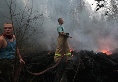 Bomberos trabajan en las labores de extinción de un incendio forestal  en la villa de Ryazanovskiy, ubicada a casi 150 kilómetros de Moscú.