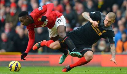 Welbeck y Skrtel disputan el balón.