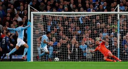 Sterling marca el primer gol del Manchester City.