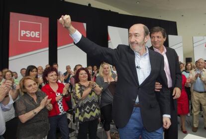 Alfredo Pérez Rubalcaba, durante su encuentro con los militantes del PSOE en Asturias este domingo en Oviedo