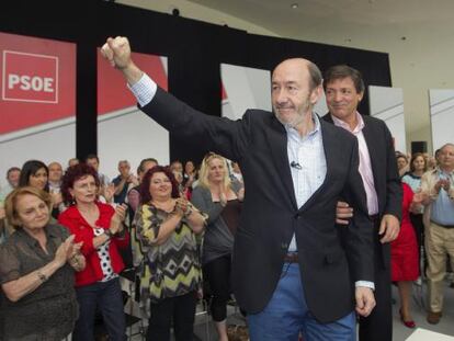 Alfredo Pérez Rubalcaba, durante su encuentro con los militantes del PSOE en Asturias este domingo en Oviedo