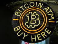 Un cartel que anuncia la presencia de un cajero automático de Bitcoin frente a una tienda en Vancouver, Canadá.