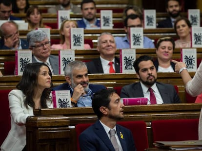 Los diputados de Ciudadanos protestan ante Laura Borràs