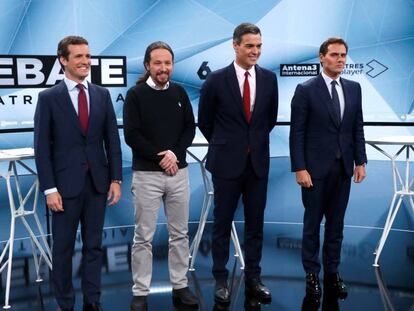 Los principales candidatos a las elecciones generales españolas Pablo Casado del Partido Popular (PP), Pablo Iglesias de Unidas Podemos, Pedro Sánchez, Primer Ministro y Partido Socialista Obrero (PSOE) y Albert Rivera de Ciudadanos posan ante un debate televisado en Sebastián de los Reyes, fuera de Madrid, España, el 23 de abril de 2019. REUTERS/Juan Medina