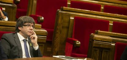 Carles Puigdemont, durante el pleno del Parlament que declaró unilateralmente la independencia de Cataluña.
