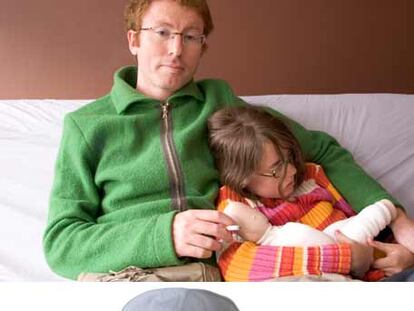 David Goddemeyer con su hija y la<i> </i><b>Smoke Doll</b>.  Abajo, la Smoking Jacket diseñada por Fiona Carswell.