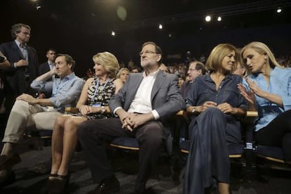 Rajoy, flanquejat per Rafael Hernando i Esperanza Aguirre (a l'esquerra) i Dolores de Cospedal i Cristina Cifuentes (dreta).