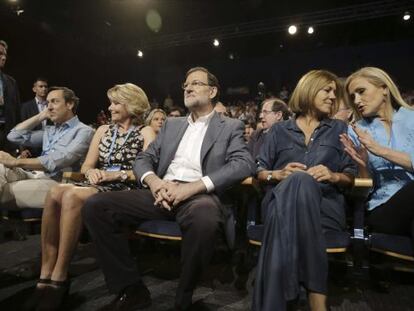 Rajoy, flanquejat per Rafael Hernando i Esperanza Aguirre (a l'esquerra) i Dolores de Cospedal i Cristina Cifuentes (dreta).