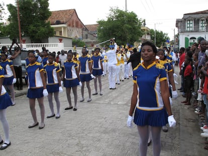 Las escuelas de todo el país celebran el día de la bandera con desfiles como este en el centro de Cabo Haitiano el pasado18 de mayo.