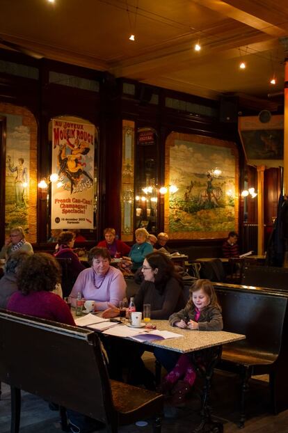 En una cafetería de la Grand Place de Ronse (Flandes), un grupo de mujeres de origen flamenco habla sobre la convivencia entre ambas culturas. Aunque afirman no tener problemas con sus vecinos del sur, ninguna de ellas se ve desplazándose a vivir a un pueblo de Valonia, pese a estar a escasos kilómetros del suyo. "Me iría solo por un trabajo muy bueno y si no me quedase más remedio. O intentaría ir y venir en coche a diario", reconoce una de ellas.