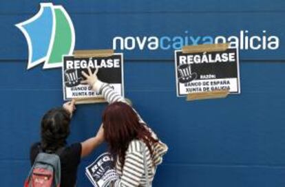 Delegados sindicales de la CIG durante una manifestación por las calles de Vigo ante la sede central de Novacaixagalicia. EFE/Archivo