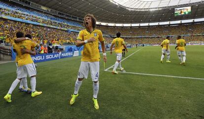 David Luiz (c) y otros jugadores celebran el gol de Thiago Silva que es abrazado por un compañero (i).