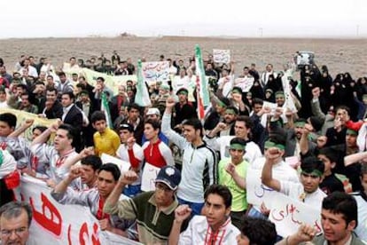 Un grupo de iraníes se manifiestan en favor del programa nuclear de su país, cerca de Natanz.