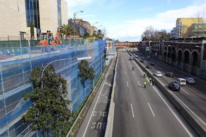 Imagen de la autovía A-2 cortada y de la obra de la que se han desprendido restos de material.