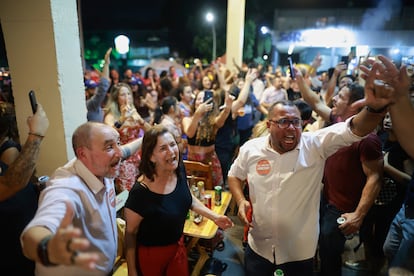 Ciudadanos brasileños celebran la condena a Bolsonaro, este jueves en Brasilia.