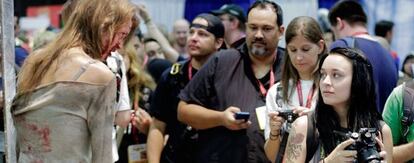 Una chica disfrazada de zombie de 'The Walking Dead'.